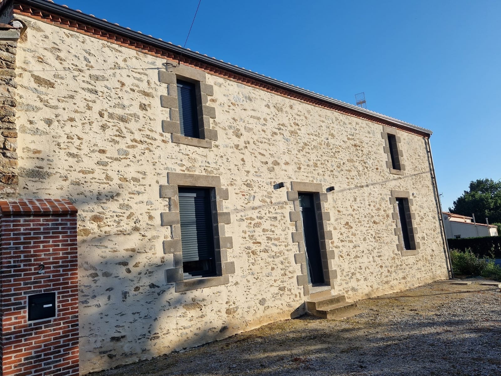 Renovation-facade-Enduit-joint-decape-des-pierres-la-roche-sur-yon