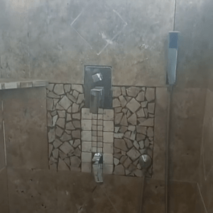 Décoration carrelage mosaïque support douche